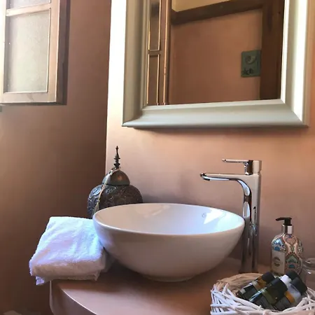 Πανσιόν Saint Artemios And Oriental 4*